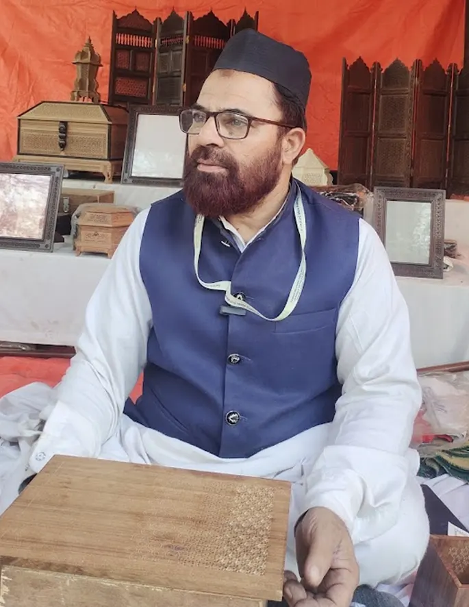 Portrait of Mohammed Matloob : A master craftsman of wood carving